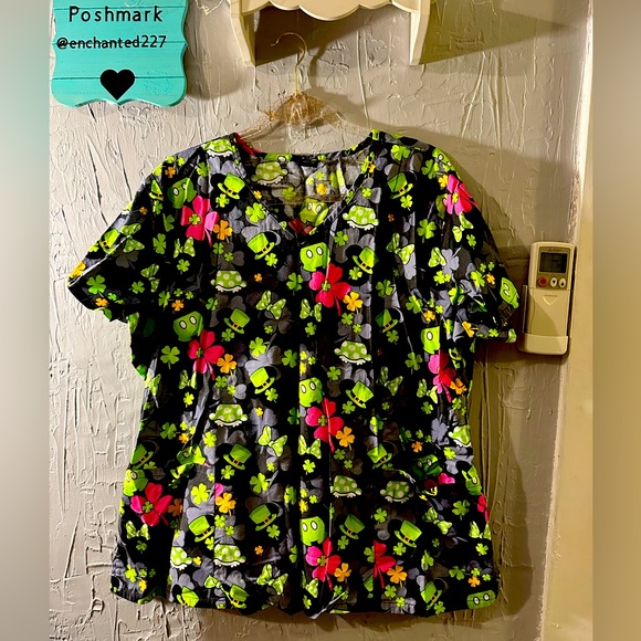 Disney Tops - Disney Mickey St Patrick’s Day scrub top women’s XL